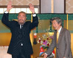 (1)Castro meets with Koizumi